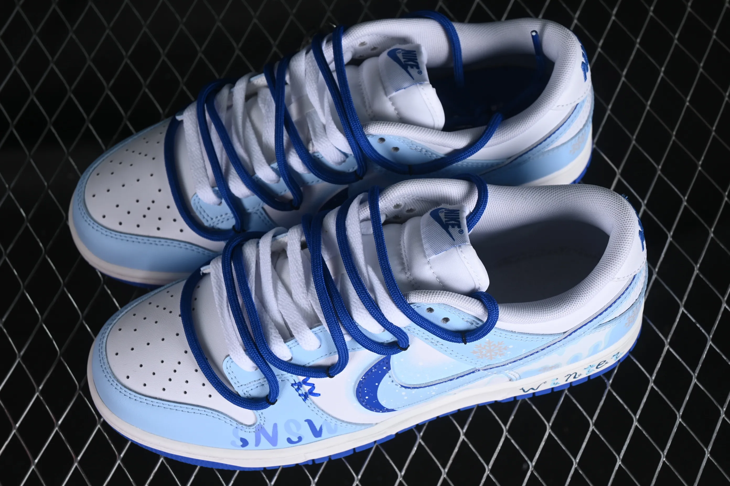 All categories Nk SB Dunk series Nk SB Dunk Low low-top sneakers Nk Dunk Low Winter has arrived Simple white and blue SB strap low-top casual sneakers DV0831-104